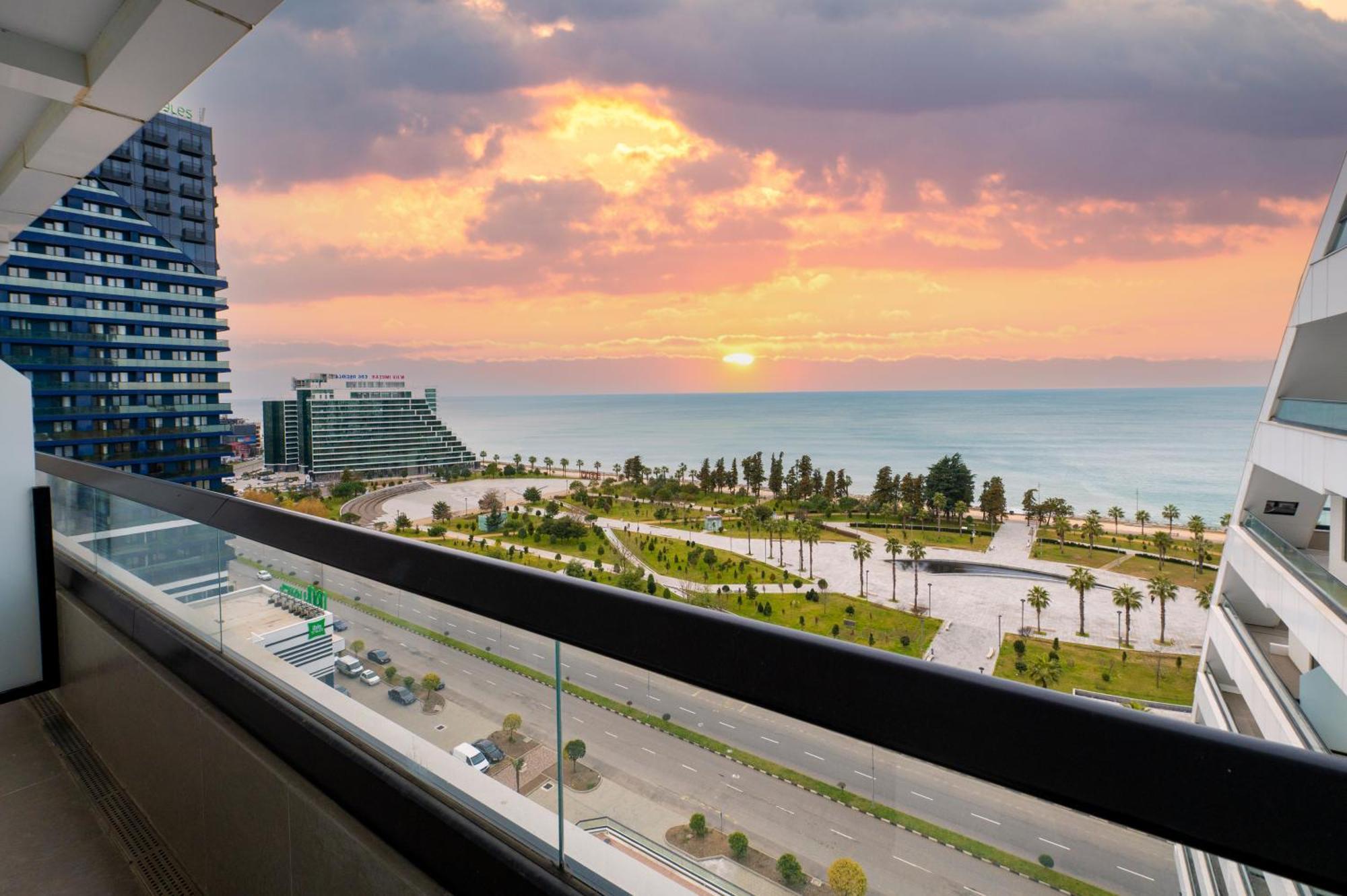 The Grandeur Hotel Batumi Exteriör bild